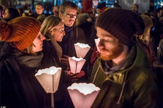 Người dân Pháp trắng đêm cầu nguyện cho những nạn nhân thiệt mạng trong vụ xả súng 6