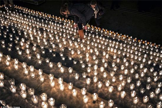 Người dân Pháp trắng đêm cầu nguyện cho những nạn nhân thiệt mạng trong vụ xả súng 7