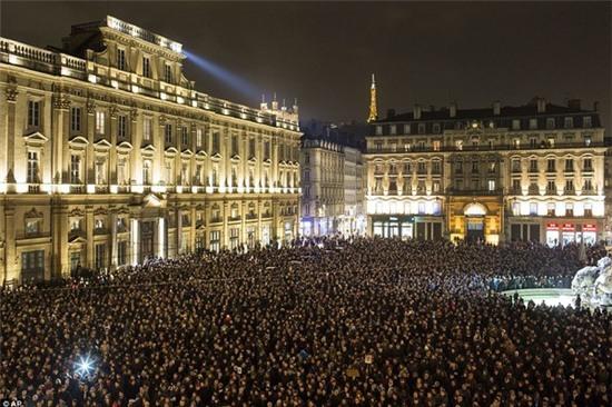 Người dân Pháp trắng đêm cầu nguyện cho những nạn nhân thiệt mạng trong vụ xả súng 8