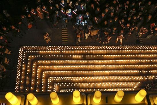 Người dân Pháp trắng đêm cầu nguyện cho những nạn nhân thiệt mạng trong vụ xả súng 9