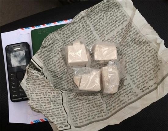 Chàng trai giấu heroin trong quần lót gặp phải cảnh sát 141