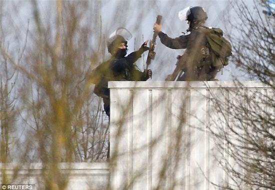 Lính đặc nhiệm Pháp thao tác với vũ khí trong cuộc bao vây nghi phạm xả súng ở tòa soạn Charlie Hebdo. Ảnh: Reuters