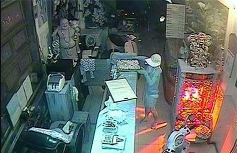 Camera của tiệm vàng ghi lại hình ảnh kẻ trộm lọt vào trong lấy vàng tại tủ trưng bày.