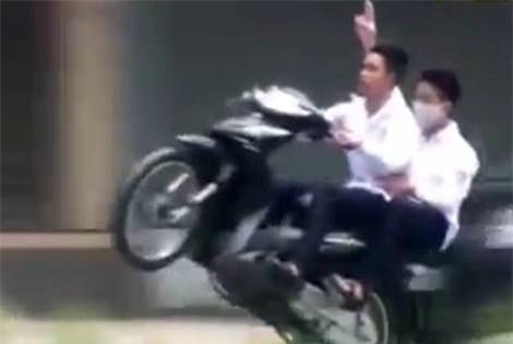 Thú chơi ngông: Thả hai tay khi đi xe máy