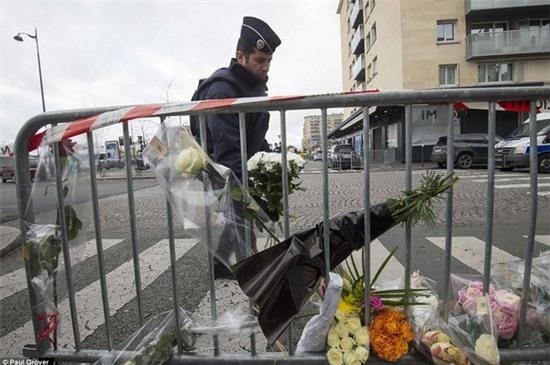 Biển người mặc đồ đen tưởng niệm các nạn nhân thiệt mạng trong vụ bắt cóc 7