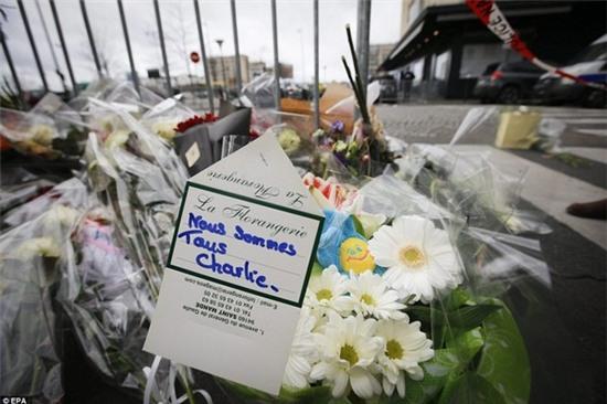 Biển người mặc đồ đen tưởng niệm các nạn nhân thiệt mạng trong vụ bắt cóc 8