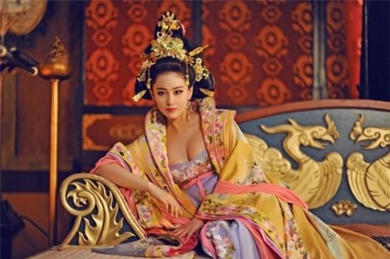 Style thảm đỏ lộng lẫy của 3 phi tần "hiểm độc" nhất phim Võ Tắc Thiên 24