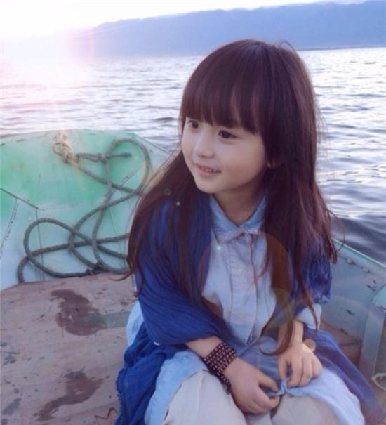 Bé gái 5 tuổi xinh như thiên thần nổi tiếng trên mạng