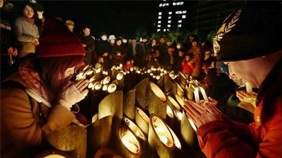 Hàng nghìn ngọn nến tưởng niệm nạn nhân trận động đất kinh hoàng ở Nhật Bản 1
