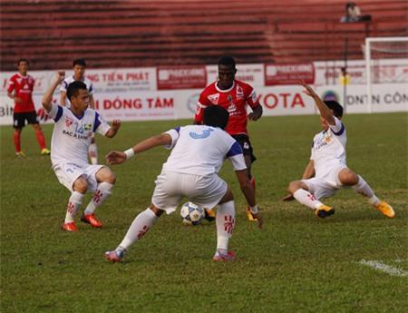 Các cầu thủ SL Nghệ An thi đấu đầy nỗ lực để chứng tỏ năng lực với HLV Miura