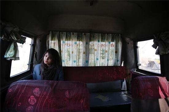 Một nữ hành khách trên xe buýt dành riêng cho nữ giới ở Nepal. 4 chiếc xe buýt 16 chỗ hoạt động ở thủ đô Kathmandu đón các nữ hành khách ở tuyến đường từ đông sang tây thành phố. Sau thời gian hoạt động thí điểm, Nepal sẽ tăng cường xe buýt chỉ dành cho nữ giới, theo Reuters.