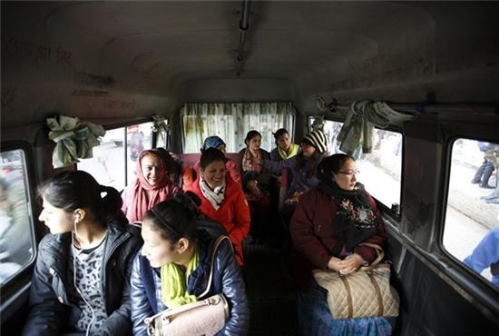 Những phụ nữ vui vẻ trò chuyện với nhau khi đi xe buýt. Dù Nepal không thống kê chính thức những vụ tấn công hoặc quấy rối tình dục, cảnh sát cho biết họ tiếp nhận ngày càng nhiều những khiếu nại về các hành vi này từ các nạn nhân.