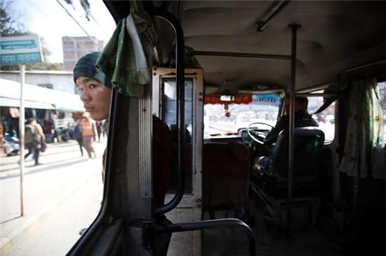 Suraj Shrestha, phụ lái trên xe buýt dành riêng cho nữ giới, đang chuẩn bị đón khách.