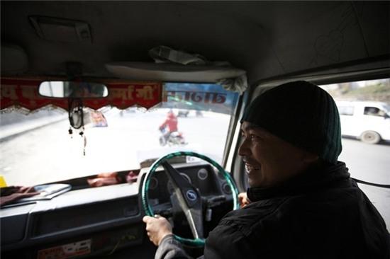 Ông Janak Shrestha điều khiển xe buýt dành cho phụ nữ. Tuy xe buýt dành cho nữ giới, vị trí lái xe vẫn là đàn ông đảm nhiệm vì công việc này ở Nepal chưa có phụ nữ tham gia. Do vậy, dù Nepal muốn toàn bộ nhân viên trên xe đều là phái nữ nhưng điều này chưa thể thực hiện.