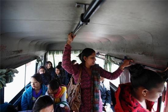 Một phụ nữ phải đứng khi đi xe buýt dành cho nữ giới. Rất nhiều phụ nữ Nepal ủng hộ sáng kiến này của chính quyền. Xe buýt luôn đông khách, dù số chỗ ngồi có giới hạn.
