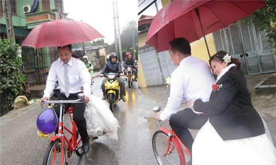 Cô dâu bật khóc khi chú rể đón bằng xe đạp giữa trời mưa