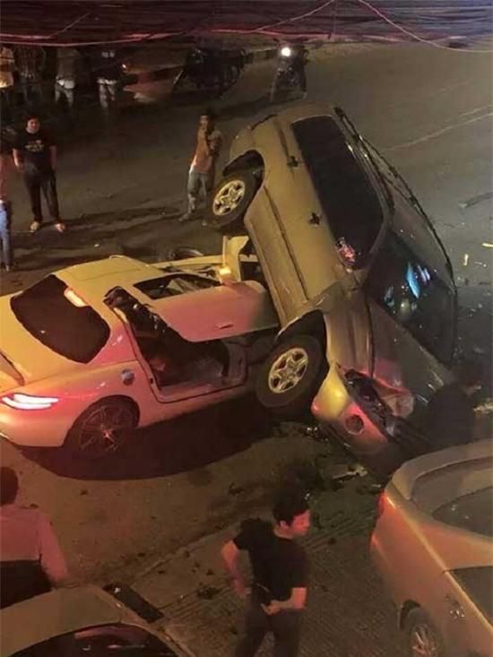 Chụp hình với chiếc Mercedes vỡ nát do tai nạn, nam thanh niên bị chỉ trích 2