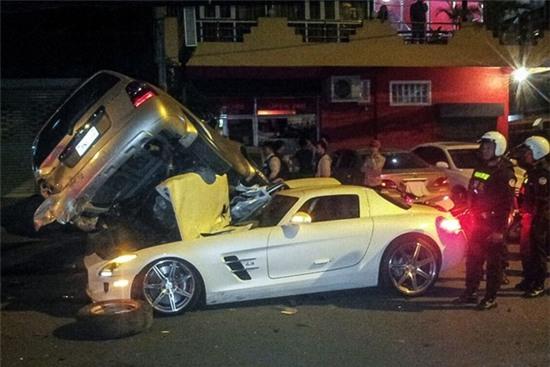 Chụp hình với chiếc Mercedes vỡ nát do tai nạn, nam thanh niên bị chỉ trích 4