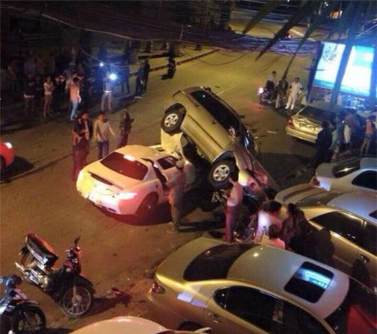 Chụp hình với chiếc Mercedes vỡ nát do tai nạn, nam thanh niên bị chỉ trích 5