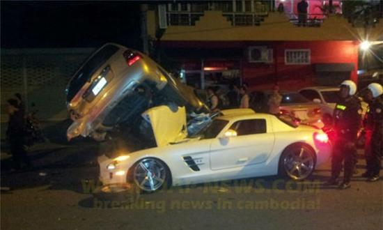 Chụp hình với chiếc Mercedes vỡ nát do tai nạn, nam thanh niên bị chỉ trích 7