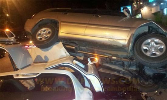 Chụp hình với chiếc Mercedes vỡ nát do tai nạn, nam thanh niên bị chỉ trích 9