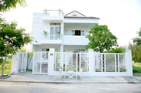 Quyền Linh hiện đang sở hữu ngôi biệt thự triệu USD bề thế bậc nhất làng MC Việt.