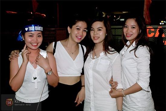 Top 10 hoa hậu Việt Nam 2014 sốt sắng pose ảnh cùng "người hùng" Quang Hải 13