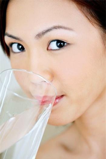 Uống nhiều nước giúp cơ thể bài tiết tốt, nước tiểu không bị ứ đọng trong bàng quang.