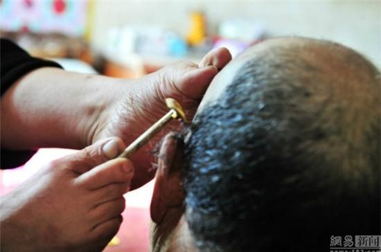 Người phụ nữ khuyết tật gây kinh ngạc khi dùng chân cắt tóc cho chồng 4