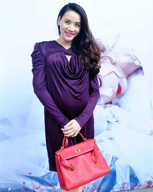 Trang Nhung thể hiện sự sành điệu với mẫu túi hàng hiệu của Hermes và phong cách của cô sẽ đạt điểm cộng nêtu