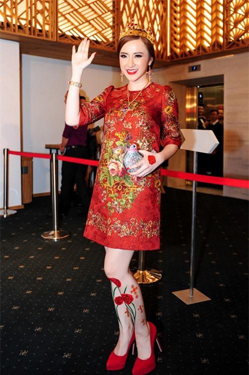 Sử dụng mẫu váy thiết kế đẹp mắt của thương hiệu Dolce & Gabbana nhưng Angela Phương Trinh thể hiện sự kém kinh tế với cách "tô điểm cho đôi chân với họa tiết hoa lá