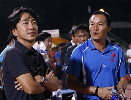 HLV Miura (trái) sẵn sàng chú ý đến những đội bóng chiếu dưới dạng ĐT Long An (ảnh: Kim Điền)