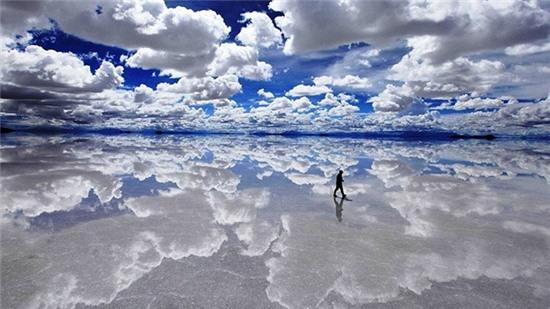4. Đồng bằng muối Salar De Uyuni, Bolivia:  Đây là đồng bằng muối lớn nhất thế giới với diện tích lên tới 10.582 km2. Đồng bằng này ra đời nhờ một loạt các hoạt động địa chất diễn ra ở các hồ nước thời tiền sử. 