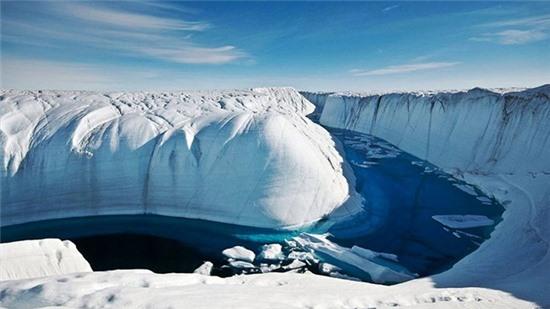 6. Hẻm núi băng, Greenland: Với chiều dài 750 km, chiều sâu 800m và chiều rộng lên tới 10 km, đây là hẻm núi dài nhất thế giới tính tới thời điểm hiện nay.