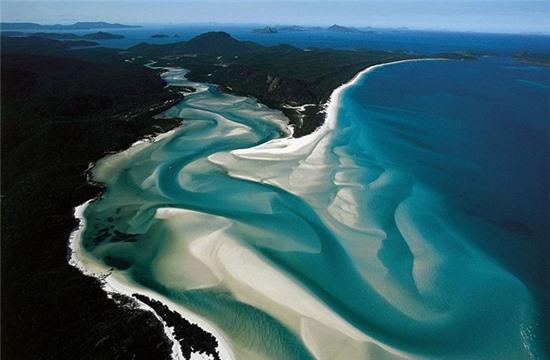 8. Bãi biển Whitehaven, đảo Whitsunday, Australia: Bờ biển Whitehaven là một trong những địa điểm du lịch hấp dẫn ở Úc. Whitehaven có làn nước trong xanh như pha lê và bãi cát được xem là trắng nhất thế giới.