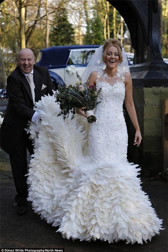 Chiếc váy cưới độc đáo làm từ 22.000 sợi lông ngỗng 5
