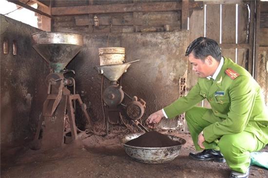 Sáng 19/1, PC 49 Công an tỉnh Đắk Lắk kiểm tra xưởng sản xuất cà phê của Nguyễn Đình Quang (32 tuổi, ở xã Hòa Khánh, TP. Buôn Ma Thuật) phát hiện chủ cơ sở dùng hạt đậu nành, bắt rang chính trộn với hàng loạt hóa chất để “phù phép” thành cà phê giả bán ra thị trường. Cơ sở này hoạt động từ năm 2013, 90% nguyên liệu chế biến cà phê là bột đậu nành, bắp.