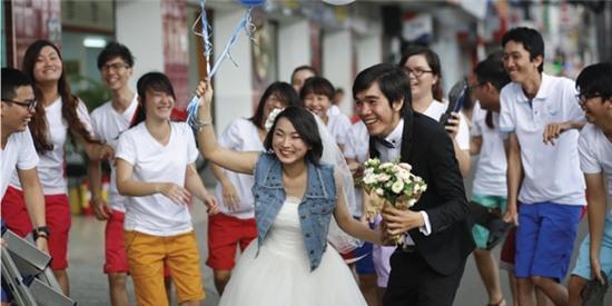 Ảnh cưới bình dân 'Đời bươn chải' của cặp đôi Sài thành