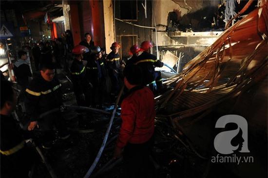 Hà Nội: Ngọn lửa thiêu rụi cửa hàng bán sofa giữa đêm mưa lạnh 6