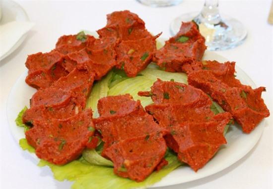 Cig Kofte có công thức gần tương tự với Kibbeh Nayyeh nhưng hiếm khi ăn cùng bánh mì. Đó là cách thưởng thức món ăn phổ biến tại Thổ Nhĩ Kỳ và Armenia.
