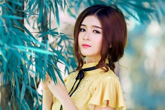 ‘Giật mình’ trước nhan sắc không son phấn của hot girl Việt