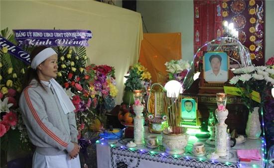 Chị Nguyệt bên di ảnh của chồng và con trai 2 tuổi tử vong trong vụ tai nạn nghiêm trọng.