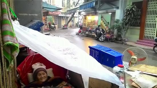 Hà Nội: Cụ bà 95 tuổi bị bê ra đường, nằm thâu đêm trong mưa rét 1