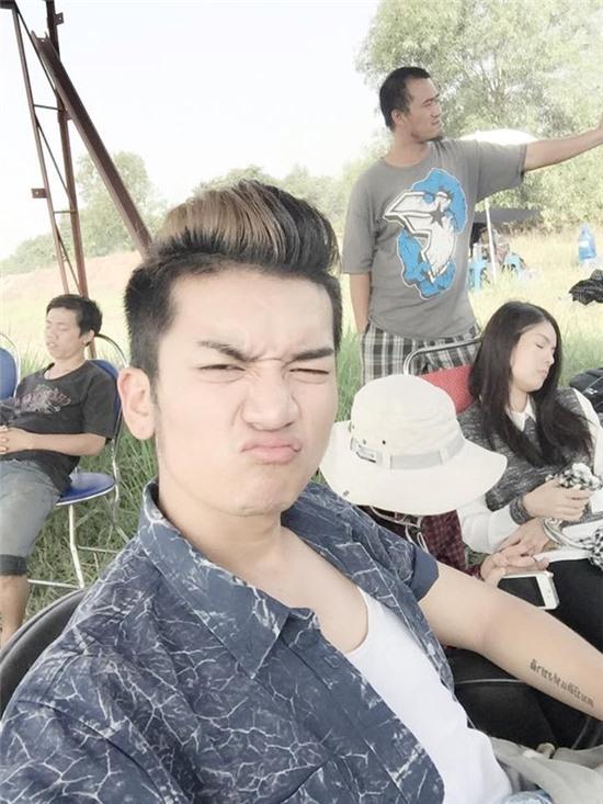 Trưởng nhóm hài BB&BG - Trần Bảo Bảo than phiền vì quay phim trong thời tiết nóng bức.