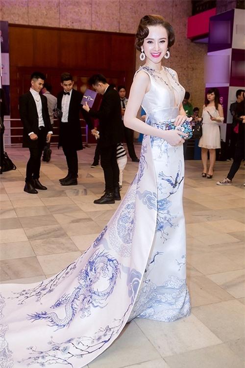Hình ảnh: Chán hở, mỹ nhân Việt thi nhau diện váy cổ điển kín đáo số 3