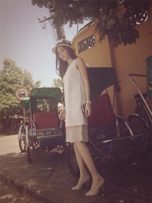 Hình ảnh: Chán hở, mỹ nhân Việt thi nhau diện váy cổ điển kín đáo số 7