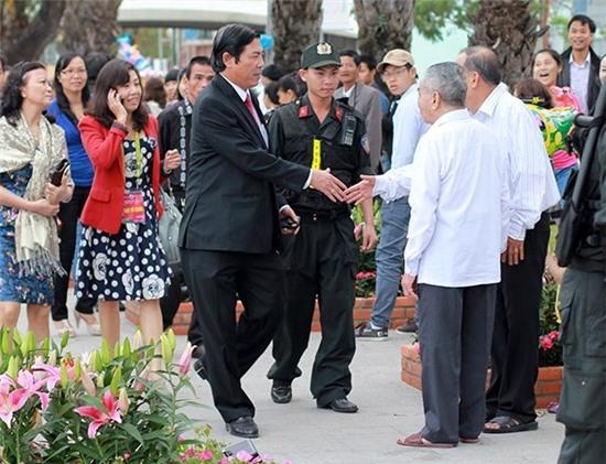 Dù rất nghiêm khắc trong công việc nhưng đối với nhân dân, ông Thanh là người hòa đồng và dễ gần. Trong ảnh: Ông Thanh bắt tay các cụ già trong một lần tham quan vườn hoa Bạch Đằng năm mới 2013.