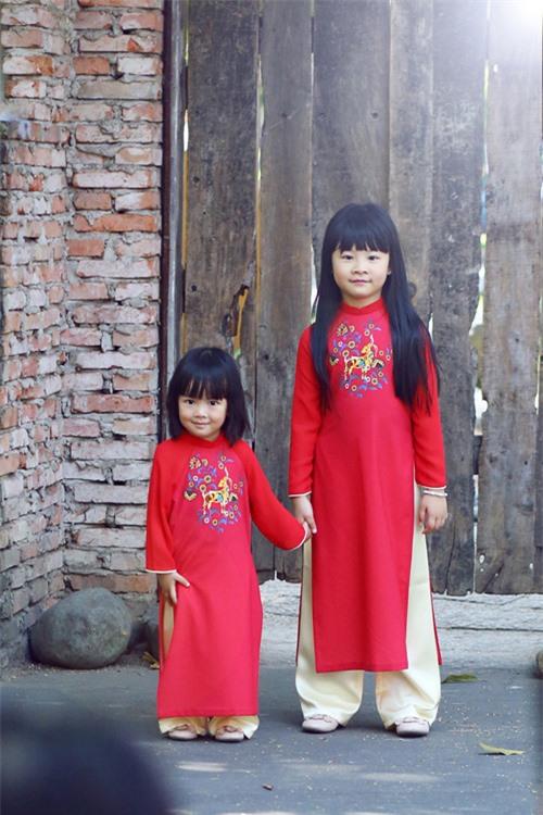 Ngắm các nhóc tì nhà sao Việt xúng xính diện áo dài đón Tết 11