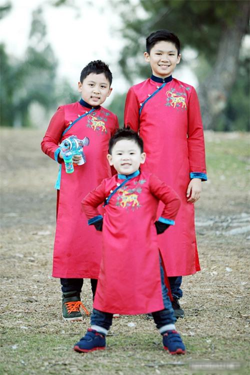 Ngắm các nhóc tì nhà sao Việt xúng xính diện áo dài đón Tết 25