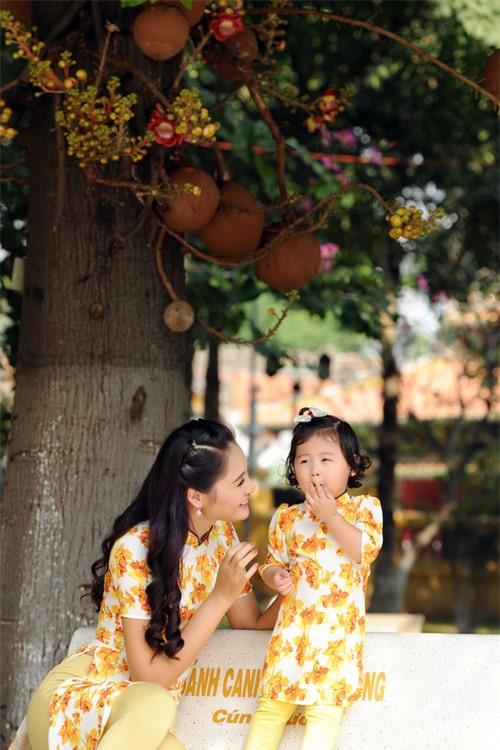 Ngắm các nhóc tì nhà sao Việt xúng xính diện áo dài đón Tết 8